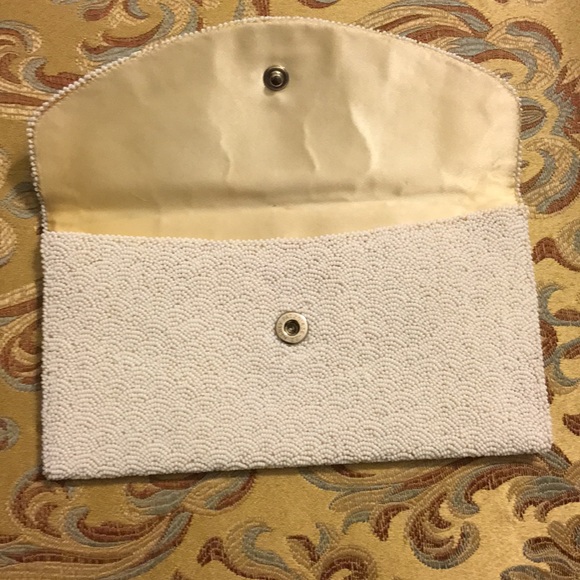 Vintage beaded clutch in white beads - Picture 3 of 4